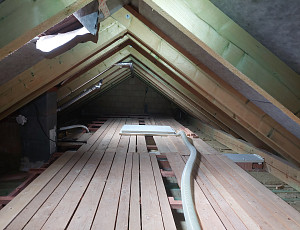 Zateplení stropu rodinného domu pomocí foukané izolace